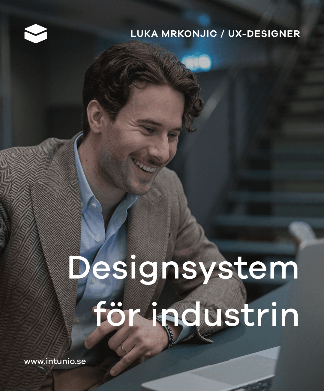 Man som arbetar vid laptop med texten "Designsystem för industrin" och UX-designer Luka Mrkonjic.