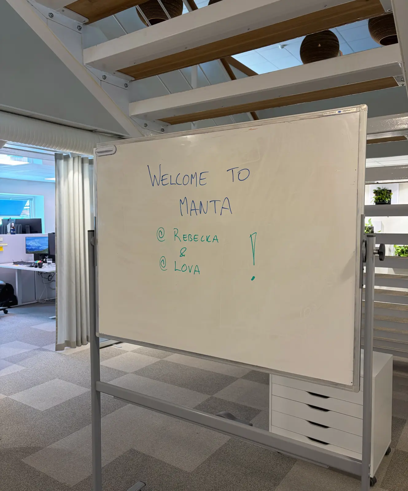 Whiteboard på Manta Marine Technologies kontor med texten Welcome to Manta @ Rebecka & Lova